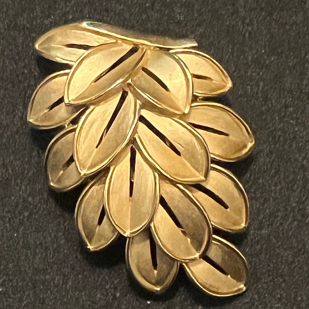 1960'S SIGNED CROWN TRIFARI GOLD-TONE FLORAL LEAF CLUSTER BROOCH